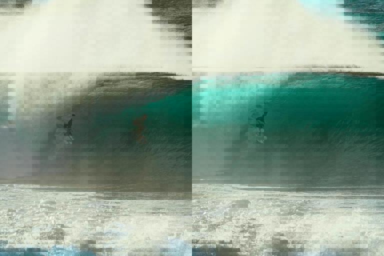 Surfistas desafían olas gigantes en la costa norte durante tormenta inusual